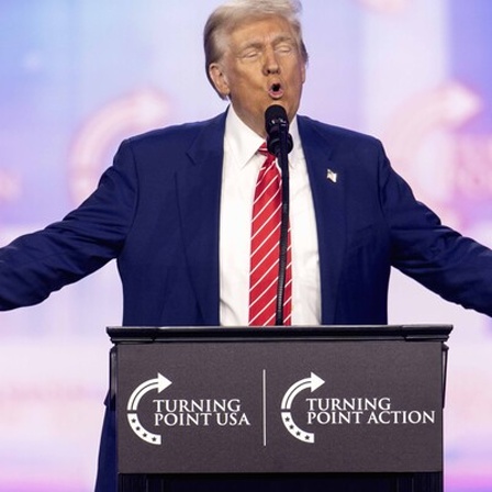 Donald Trump hält eine Rede im Dezember 2024 bei der Veranstaltung Turning Point USA's America Fest 2024 in Phoenix, Arizona.