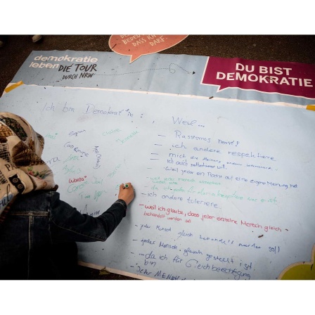 ARCHIV, Duisburg, 31.1.2018: Eine Schülerin unterschreibt auf einem Plakat der Aktion - Demokratie leben, Die Tour durch NRW am Mercator Gymnasium (Bild: IMAGO/Funke Foto Services//Lars Froehlich)