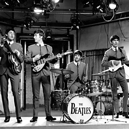 Die Bandmitglieder der britischen Popgruppe The Beatles (l-r) Paul McCartney, John Lennon, Ringo Starr und George Harrison proben im Oktober 1963 in einem Fernsehstudio in London für einen TV-Auftritt.