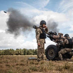 Ukrainische Soldaten bei Abfeueren einer Kanone