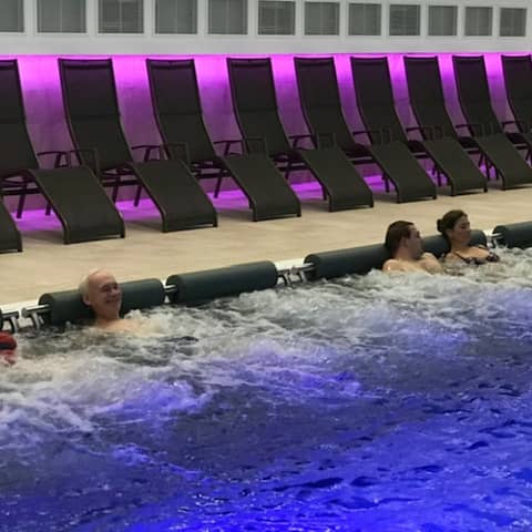 09.11.2018, Bad Endorf - Die rundum erneuerte Chiemgau-Therme in Bad Endorf ist seit dem 09.11.2018 wieder geöffnet. Die Badeanlage mit Innen- und Außenanlage wurde für 16,6 Millionen Euro in nur sieben Monaten Bauzeit saniert. | Bild: BR/Christine Haberlander