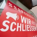 Symbobild Insolvenz: Ein Schild mit dem Hinweis "Wir schließen" hängt an einem Bekleidungsgeschäft (Bild. picture alliance/ dpa)