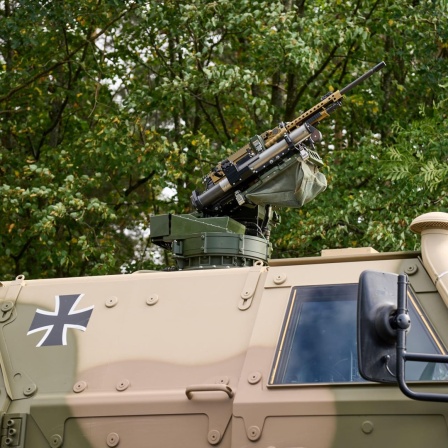 Maschinengewehr auf einem gepanzerten Fahrzeug der Bundeswehr. Das montierte Waffensystem dient der Abwehr von Gefahren und dem Schutz der Besatzung in gefährlichen Einsatzgebieten