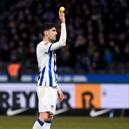 Hertha-Spieler Andreas Bouchalakis wirft einen Tennisball zurück, der Teil einer Protestaktion von Fans ist.