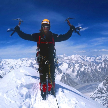 Die Aufnahme vom Juli 2001 zeigt den Extrembergsteiger Thomas Huber in 6920 m Höhe auf dem Gipfel des Ogre III im pakistanischen Karakorum. Das landessprachliche Wort "Ogre" bedeutet übersetzt "Menschenfresser". Der 34-jährige Berchtesgadener und sein ein Jahr jüngerer Brunder Alexander sind in der Bergsteigerszene fast schon Legende. Beide beherrschen das Klettern im sogenannten XI. Grad, an den sich weltweit nur ein paar Dutzend Extremkletterer wagen. So wurde Thomas Huber auch mit dem "Oscar" für Extrembergsteier, dem "Piolet d'or" (Goldener Eispickel) ausgezeichnet .