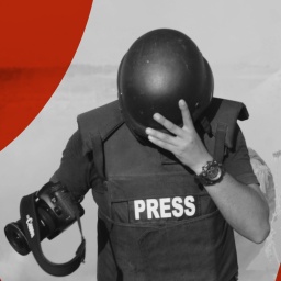 Das Beitragsbild des ARD Radiofeature "Medienkrieg im Nahen Osten" zeigt einen Fotografen mit Sicherheitsweste und Helm im Gazastreifen 2019.