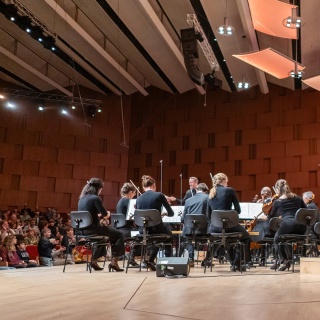 Orchester-Detektiv Malte Arkona tanzt auf der Bühne im Großen Sendesaal des NDR Konzerthauses