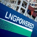 Ein durch LNG angetriebenes Containerschiff der Reederei CMA CGM liegt an einer Kaimauer im Hamburger Hafen.