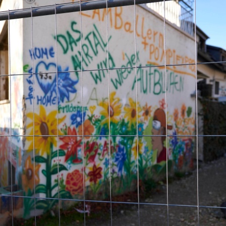 Helferwand an einem völlig zerstörten Haus in Dernau (Fllutschaden der Ahrflut vom 14 / 15. 7. 2021)