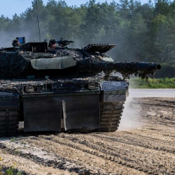 Ein Kampfpanzer der Bundeswehr vom Typ "Leopard 2 A7V" fährt auf einer Schießbahn.
