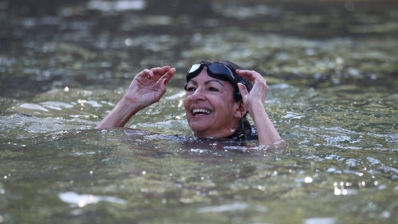 Sportschau - Bürgermeisterin Anne Hidalgo Badet In Der Seine