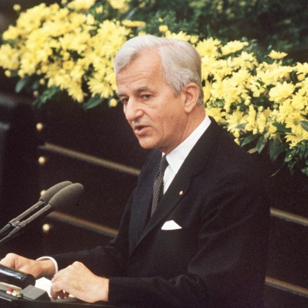 Der deutsche Bundespräsident Richard von Weizsäcker bei seiner vielbeachteten Rede im Bonner Bundestag am 8.5.1985 während der Feierstunde zum Ende des 2. Weltkrieges.