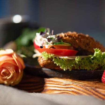 Frühstück am Vanetinstag: Mit belegtem Brödchen, Rosen und Kerze