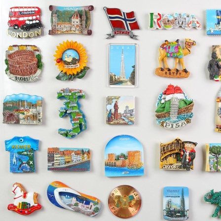 Viele Magnete am Kühlschrank aus den Ländern der Welt. Symbolfoto.