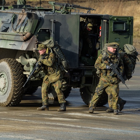 Ein Radpanzer der Bundeswehr vom Typ Fuchs, steht während einer Gefechtsvorführung auf dem Übungsplatz.
