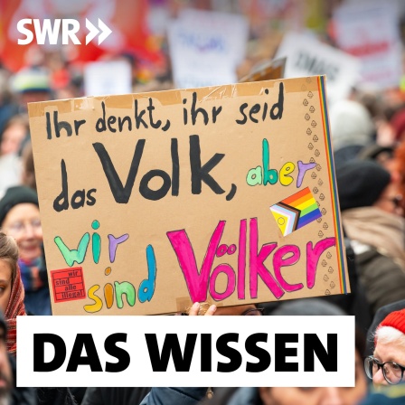 &#034;Ihr denkt, ihr seid das Volk, aber wir sind Völker&#034; steht im Februar 2024 auf einem Schild bei einer Demonstration gegen Rechtsextremismus und die AfD in der Innenstadt von Lübeck. - Wen schließt der Begriff Volk ein und wen aus? Ist die Bezeichnung überhaupt noch zeitgemäß?
