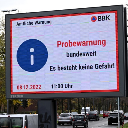 Auf einer Werbetafel erscheint der Hinweis auf den bundesweiten Warntag.