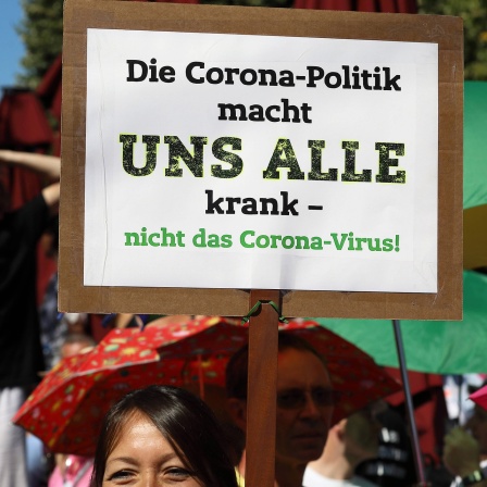 Tausende Querdenker gehen gegen die Corona-Einschränkungen auf die Straße