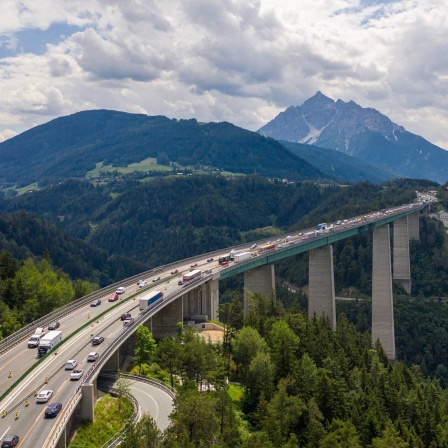 Grenze zwischen Österreich und Italien, Urlaubsschneise für Touristen und Abwehrstation gegen Flüchtlinge: die Europabrücke der Brenner-Autobahn