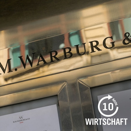 Der Schriftzug der Bank Warburg. 