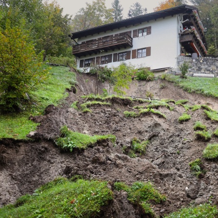 Der Hang unterhalb eines Wohnhauses im Allgäu ist abgerutscht. Das Wohnhaus musste evakuiert werden. Wann die Bewohner in ihre Wohnungen zurückkehren können, ist nach Angaben der Feuerwehr noch unklar.