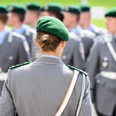 Eine Vorgesetzte kommandiert Soldaten des Wachbataillons der Bundeswehr