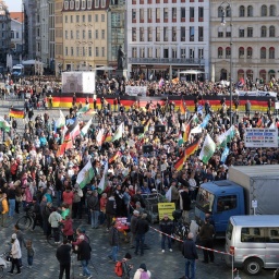 Etwa 500 Teilnehmende einer Kundgebung des islamkritischen Bündnisses "Pegida" versammeln sich auf dem Neumarkt in Dresden zum letzten Mal.