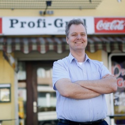 Der Imbissstuben-Besitzer Raimund Ostendorp steht vor seinem "Profi-Grill" im Bochumer Stadtteil Wattenscheid