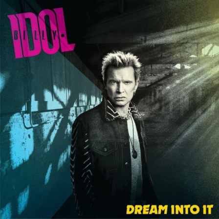 Cover von Billy Idols neuem Album "Dream Into It": Der Musiker steht mit ernster Miene vor dunklem Hintergrund und wird von einzelnen Lichtstrahlen beschienen
