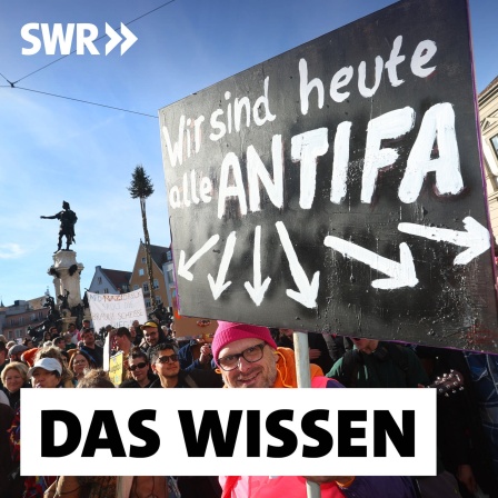 Ein Demonstrant hält im Februar 2024 auf dem Rathausplatz in Augsburg ein Schild mit der Aufschrift &#034;Wir sind heute alle ANTIFA&#034;. Mit der Demonstration wollen die Teilnehmer ein Zeichen des Widerstands gegen rechtsextreme Umtriebe setzen.