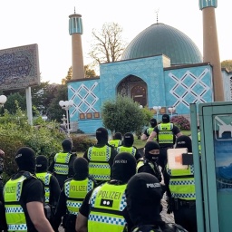 Polizistinnen und Polizisten stürmen die "Blaue Moschee" an der Hamburger Außenalster.