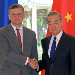 Der chinesische Außenminister Wang Yi (rechts) gibt dem ukrainischen Außenminister Dmytro Kuleba (links) bei einem Treffen in Guangzhou (China) die Hand.