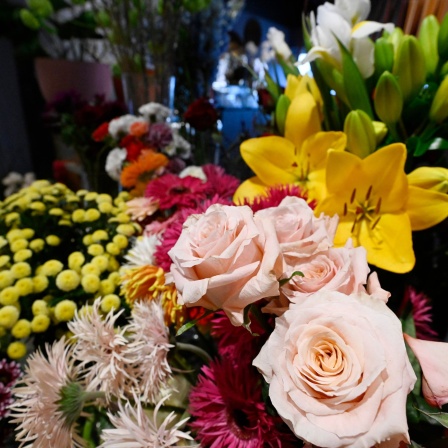 Rosen, Lilien und andere Blumen in der Auslage eines Floristik-Geschäfts