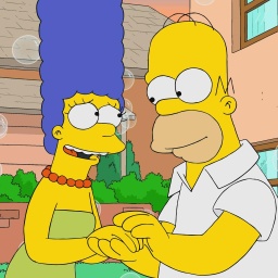 Marge und Homer Simpson halten sich an den Händen und stehen vor einem Haus.