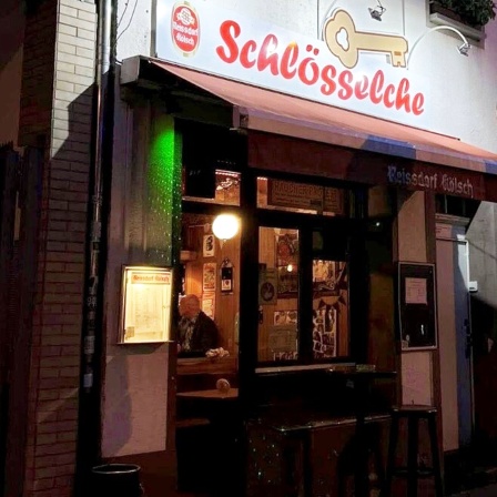 Blick auf die Kölner Kneipe "Schlösselche" am Abend