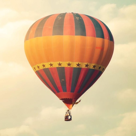 Ein Heißluftballon vor einem Himmel mit Wolken