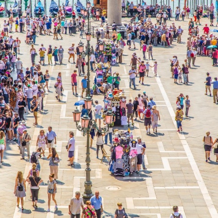 Viele Menschen (Touristen) auf dem Markusplatz in Venedig.