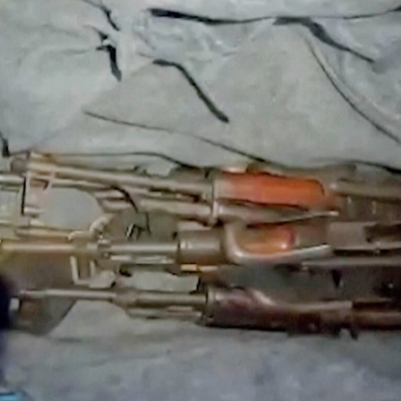 Israelische Verteidigungskräfte (IDF) zeigen Waffen, die laut IDF in einem Schrank im MRT-Zentrum des Al-Shifa-Krankenhauses gefunden worden sein sollen.