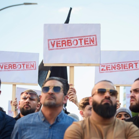 Demonstranten halten Schilder mit den Aufdrucken «Verboten» und «Zensiert» auf einer Kundgebung in die Höhe