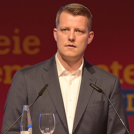 Henning Höne, Partei- und Fraktionschef der NRW-FDP, hält eine Rede. 