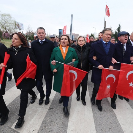 Unterstützer von Ekrem İmamoğlu protestieren gegen seine Verhaftung