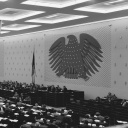 Blick in den Plenarsaal des Deutschen Bundestages in Bonn während der Debatte vom 21. Juni 1977. Es spricht der CSU-Politiker Franz Josef Strauß.