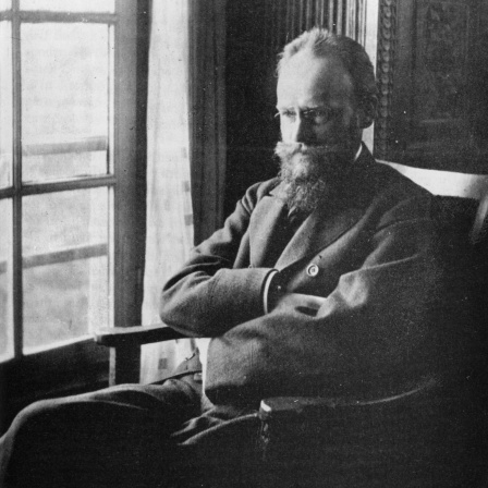 Christian Morgenstern sitzt in einem Sessel am Fenster. Foto aus 1871