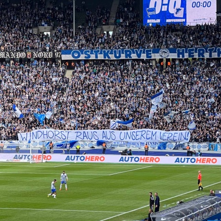 "Windhorst raus aus unserem Verein" steht auf einem Plakat von Hertha-Fans