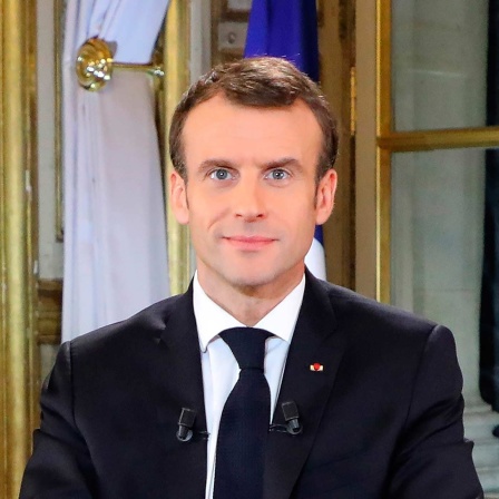 10.12.2018, Frankreich, Paris: Der französische Präsident Emmanuel Macron lächelt vor seiner Fernsehansprache.