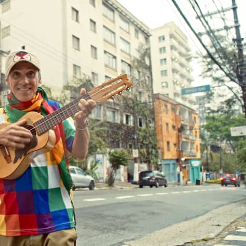 Manu Chao steht mit einer Gitarre auf der Straße | Bild: Sofia Dowbor