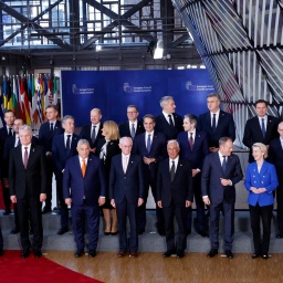 Die Staats- und Regierungschefs der Europäischen Union posieren für ein Gruppenfoto anlässlich der Feierlichkeiten zum 50-jährigen Bestehen des Europäischen Rates bei einem EU-Gipfel in Brüssel.