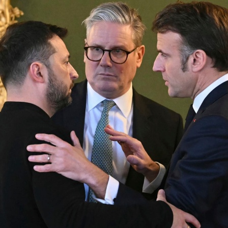 Der britische Premier Sir Keir Starmer (M), der ukrainische Präsident Wolodymyr Selenskyj (l) und der französische Präsident Emmanuel Macron