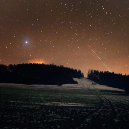IQ - Wissenschaft und Forschung  Auf der Suche nach dem Weihnachtsstern -  Saturn und Jupiter treffen aufeinander  Podcast in ARD Sounds