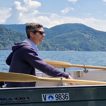 Ingo Zamperoni fährt mit seinem Vater über den Lago Maggiore.